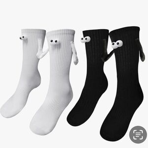 NEW MAGNETIC HAND HOLDING PLAYFUL SOCKS 2 PAIR WHITE AND BLACK